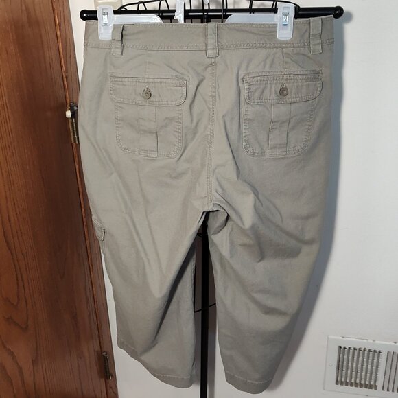 Dockers Ideal Fit light olive green cargo capris, VG used condition, size 16 - Picture 2 of 3